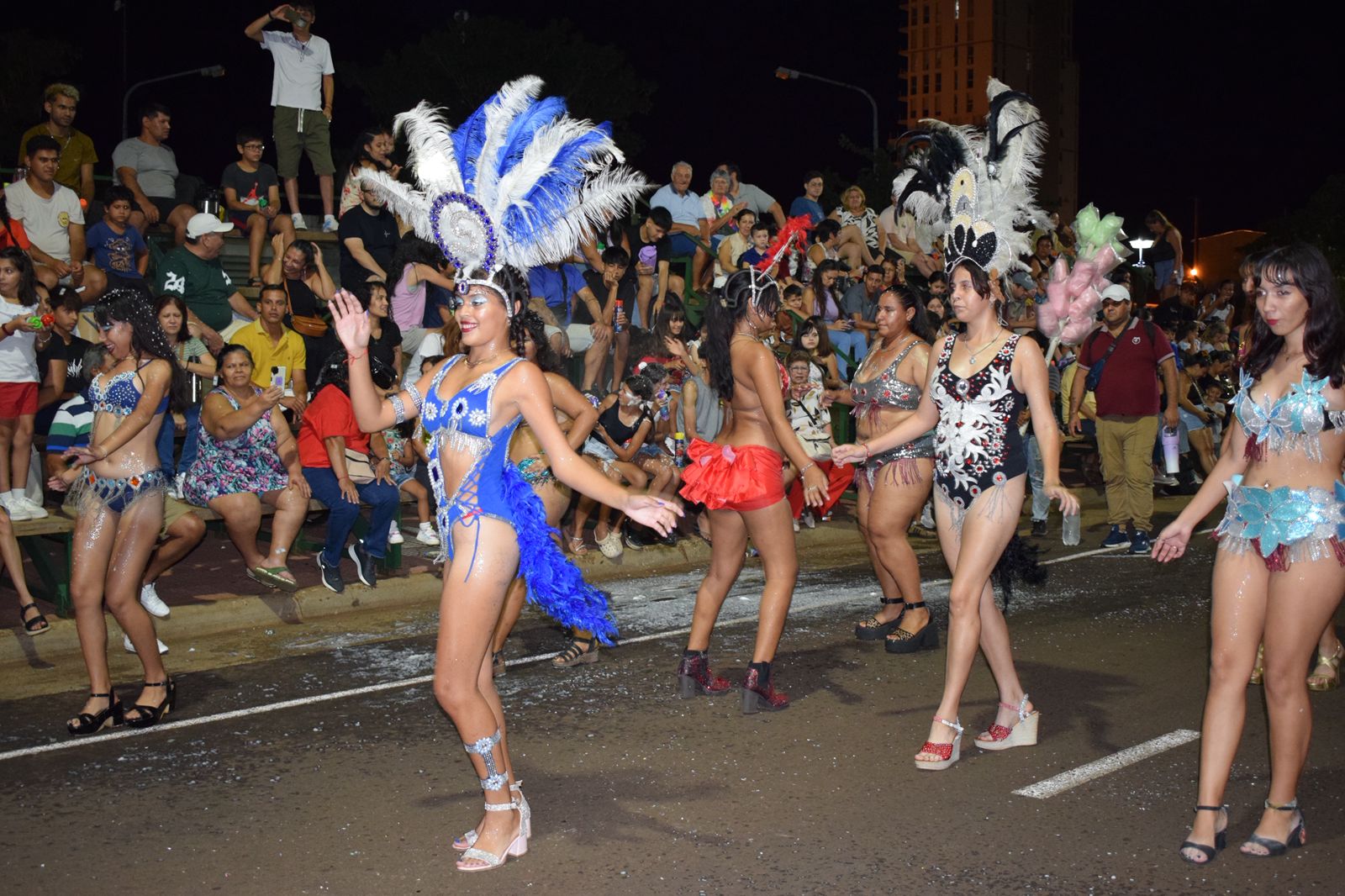 Con identidad barrial y gran convocatoria, finalizaron los Carnavales Posadeños
